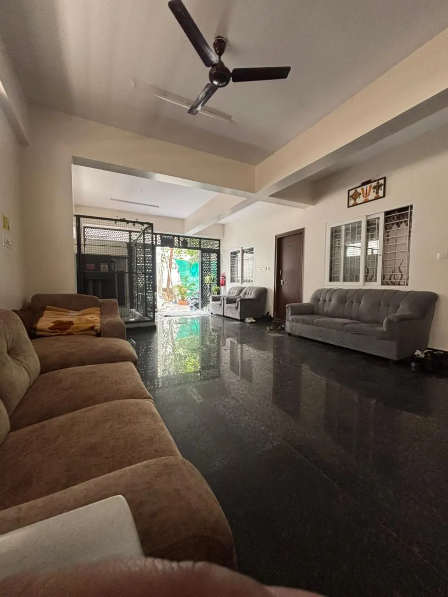 Common lounge area at Friends PG